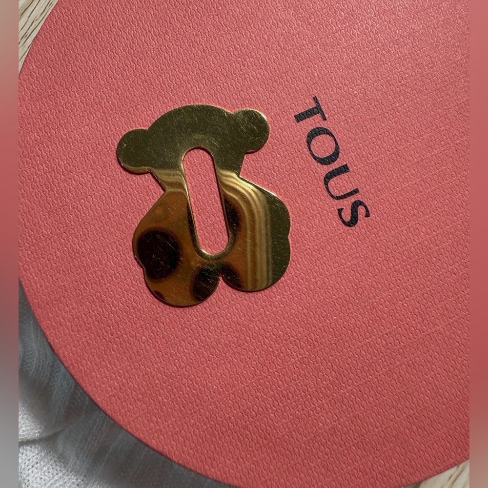 Second Hand 👋🏻Tous hold Gold Bear Emblem